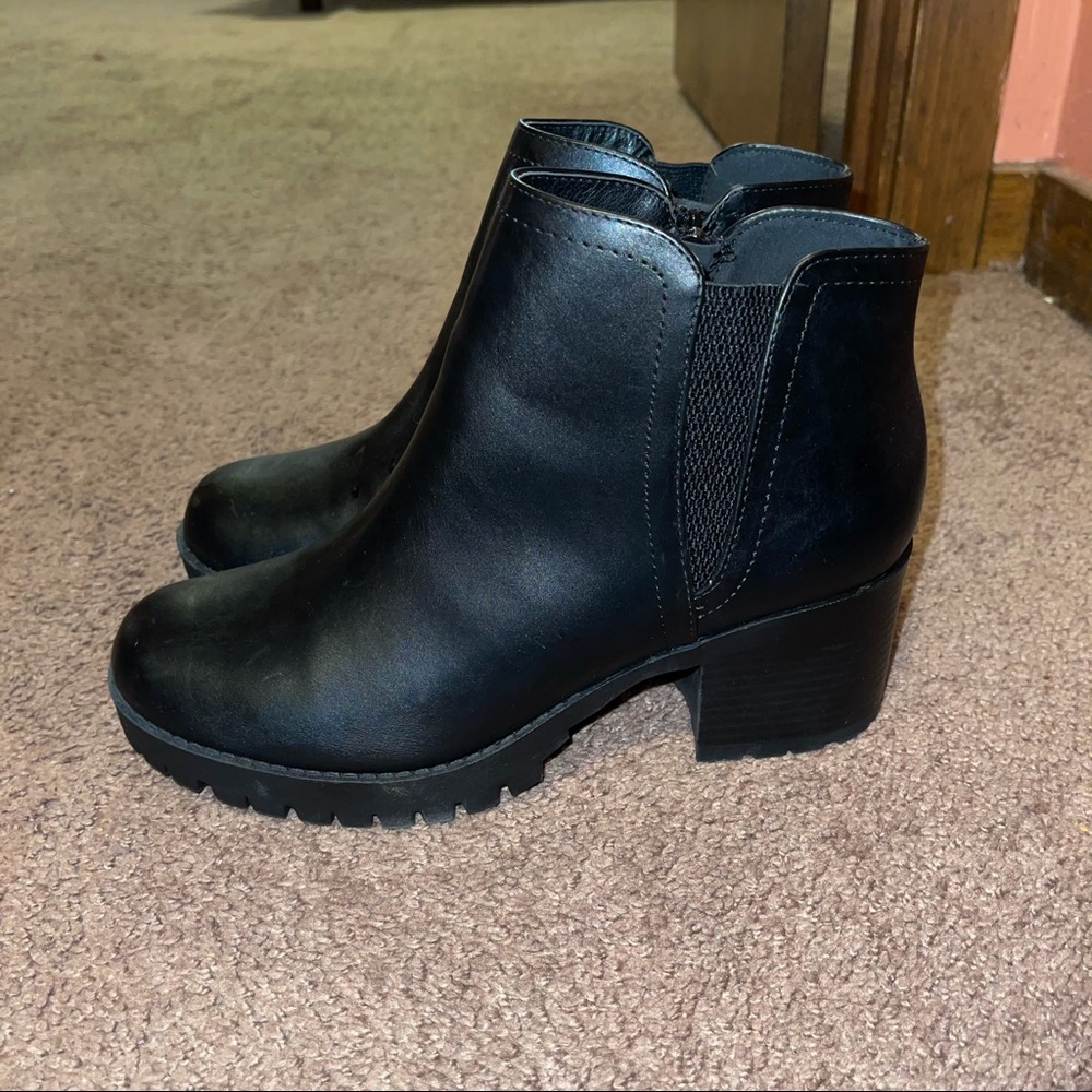 Women Black Chelsea / Lug Sole Boots